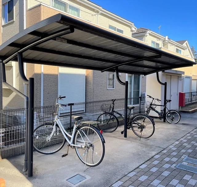 屋根付き駐輪場完備