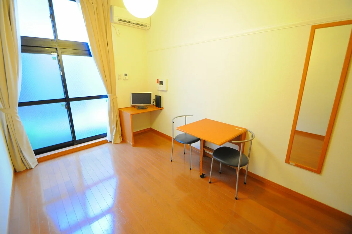 大きな窓で明るい居室（備品のメーカー等は部屋毎に異なります）