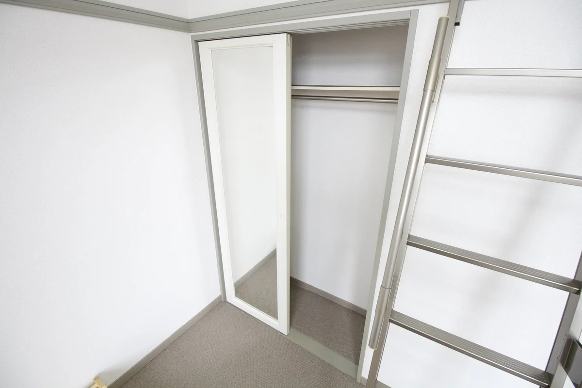 お洒落なミラー付きのクローゼットです☆