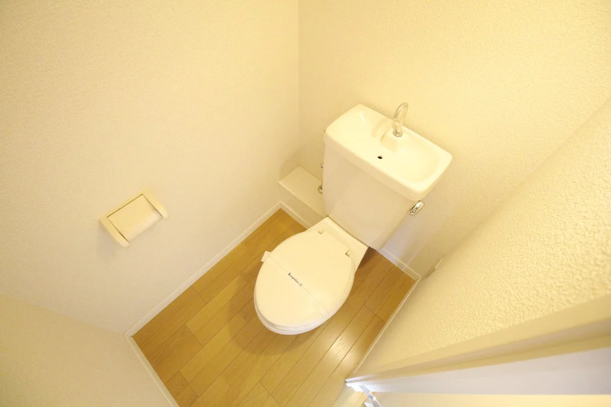 明るく清潔感のあるトイレ