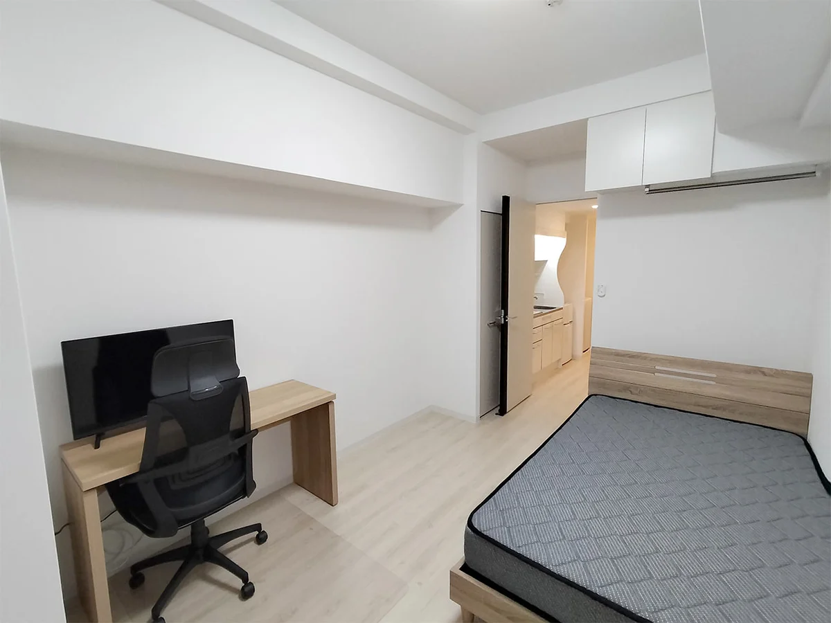 写真はお部屋のイメージです。ラグなどの室内装飾はございません。