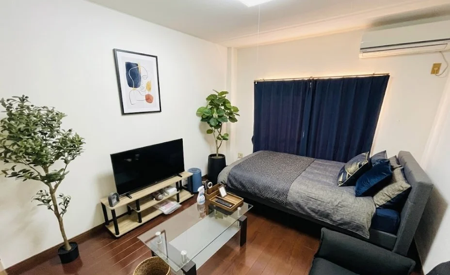 【室内画像】伊勢駅前(北口前)ウィークリーマンションのお部屋です♪お部屋のクロスがとてもオシャレです(^^♪研修などのご利用にも最適です※植木と額とクッションなどは写真用です。