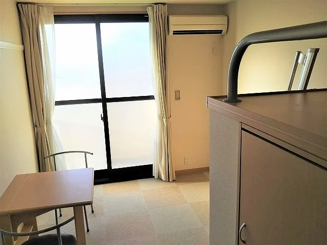 カーペット仕様テーブルを折り畳むとより広く使えます