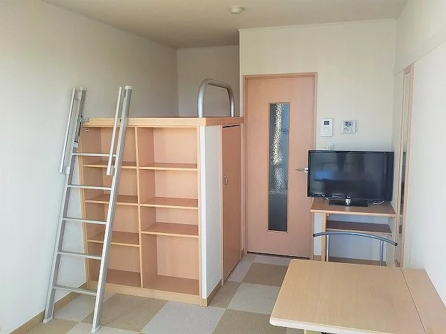 造り付ベッドと薄型ＴＶのお部屋です