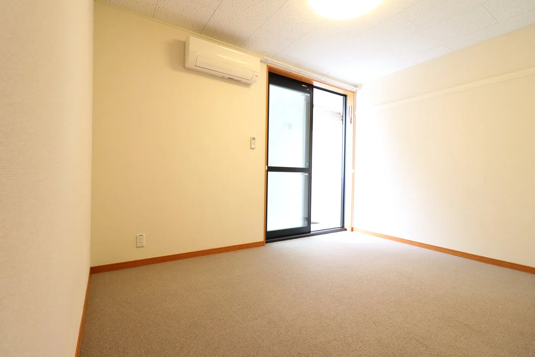 各部屋にエアコン１機は完備しております。