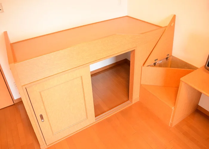 ベットがありその下が収納になります。