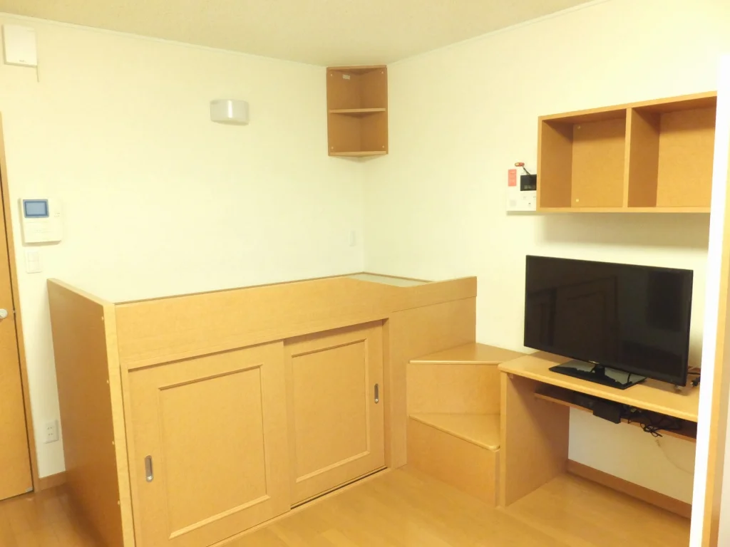 ベット下大型収納付きです。