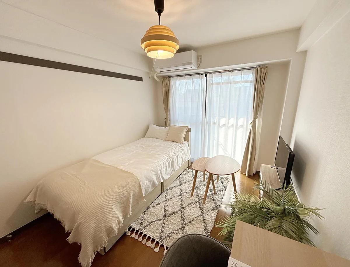 写真はお部屋のイメージです。ラグなどの室内装飾はございません。