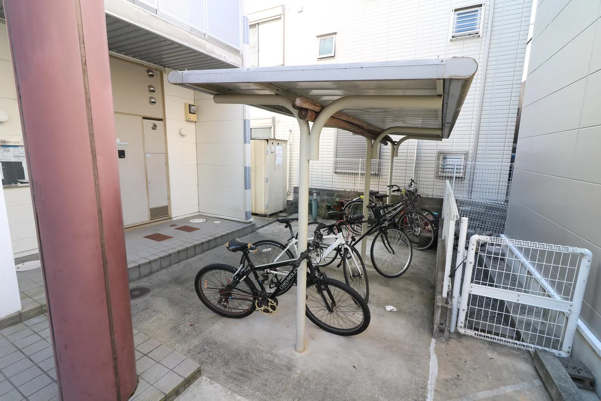 屋根付き駐輪場を完備（無料）※原動機付（50㏄まで）自転車までなら可