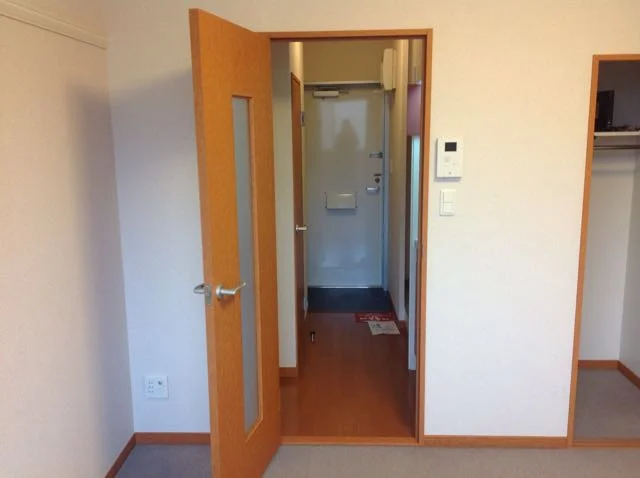 居間から玄関