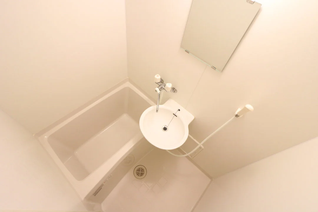 浴室乾燥機付きにより冬場でも洗濯物が安心して乾かせます。