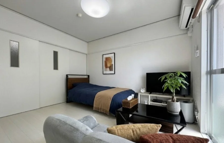 食事スペースと寝室を明確に分けられる1DK構造。テレワークと休息のメリハリをつけたいビジネスマンに最適で、31㎡という広さは長期滞在でも圧迫感を感じさせません。※植木と額とクッションなどは写真用です。