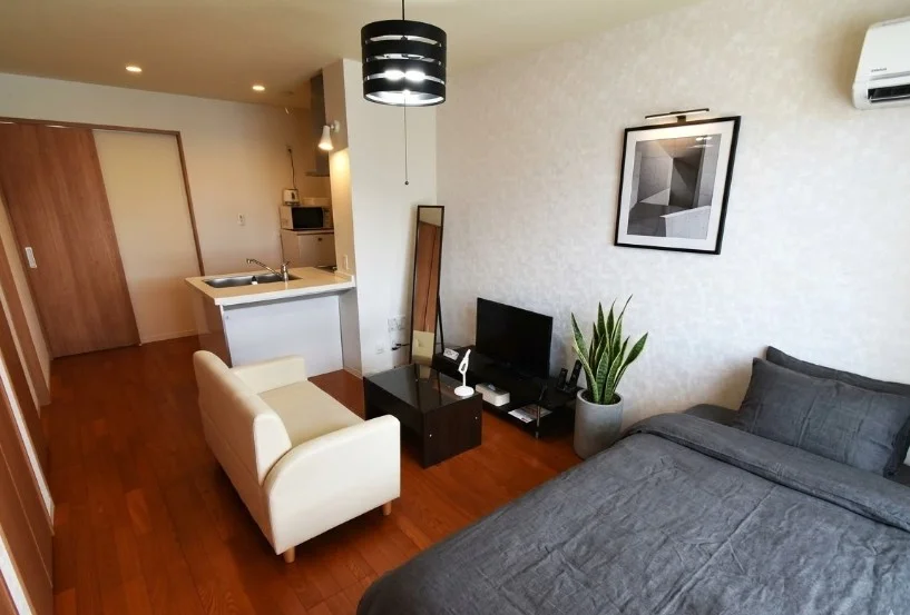 ソファ付き１Rタイプのお部屋です。　一人暮らしに必要な家具家電が充実したマンスリーマンション！※植木と額は写真用とクッションなどの装飾です。