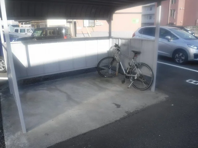 屋根付き駐輪場です☆