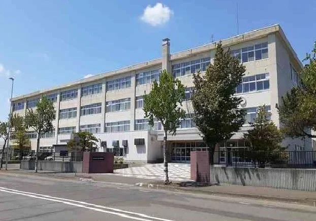 厚別中学校まで1100m