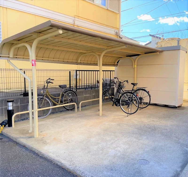 屋根付き駐輪場完備