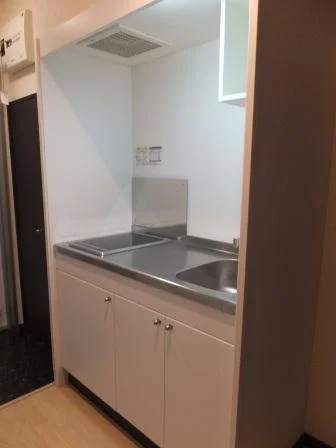 広々ワイドキッチン。IHとラジエントの2口コンロです。