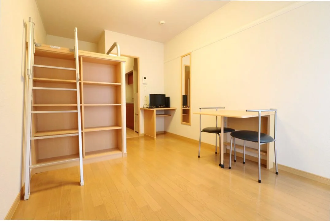 ベッド下に収納スペースあり！荷物が多くても十分に収まります