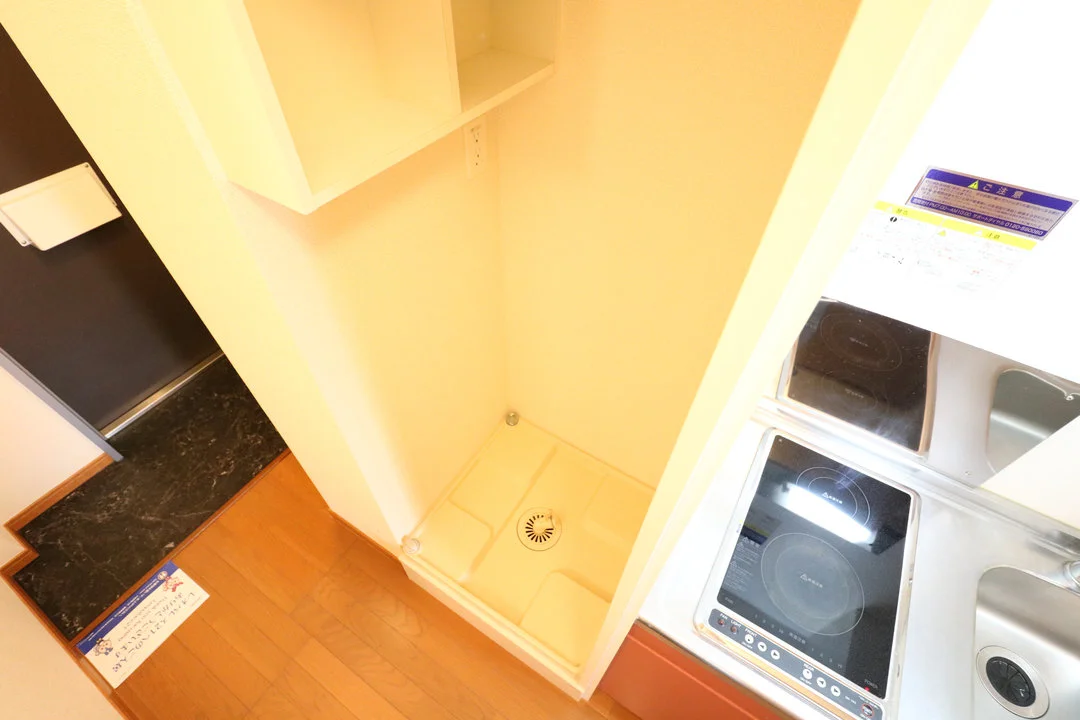 室内洗濯機置き場を設置しております。