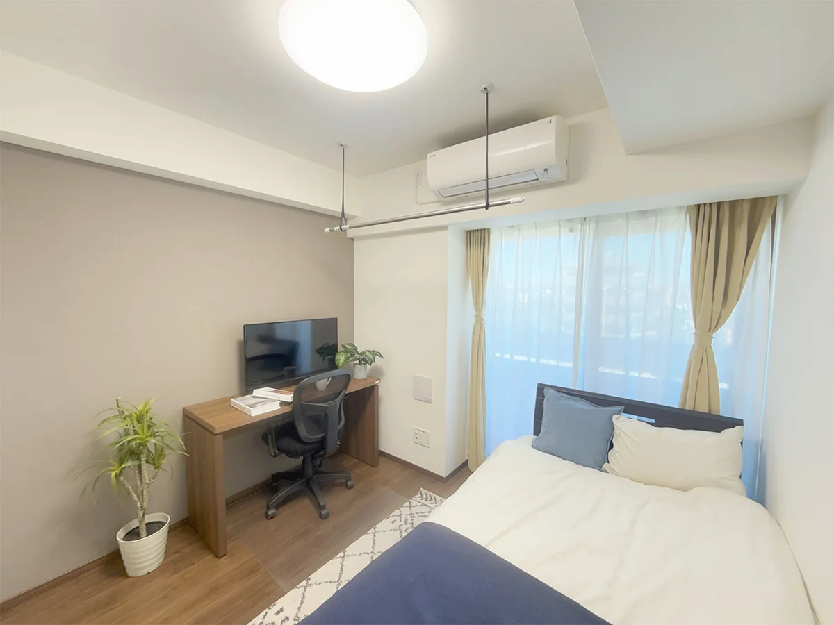 写真はお部屋のイメージです。ラグなどの室内装飾はございません。