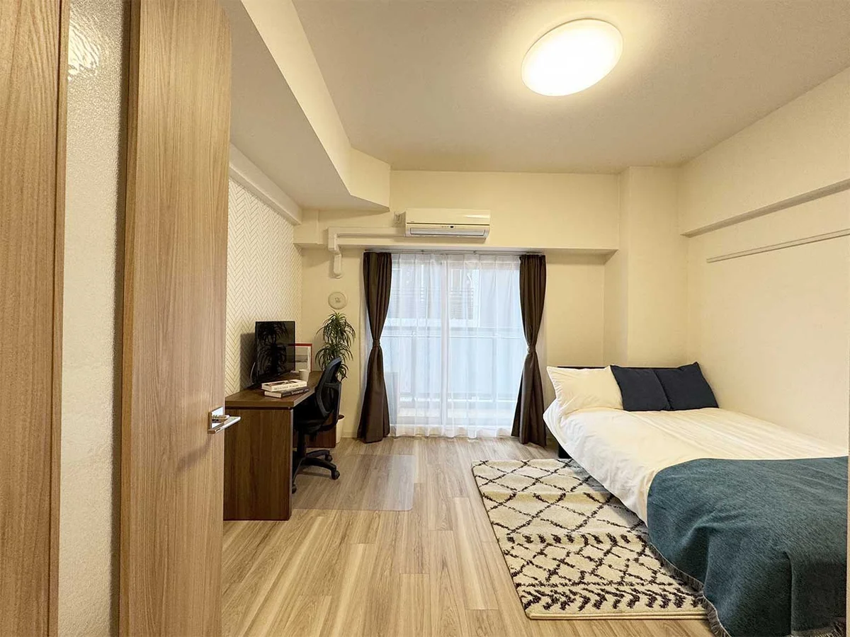 写真はお部屋のイメージです。ラグなどの室内装飾はございません。