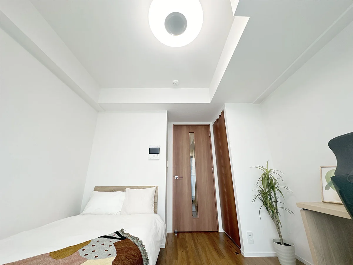 写真はお部屋のイメージです。ラグなどの室内装飾はございません。