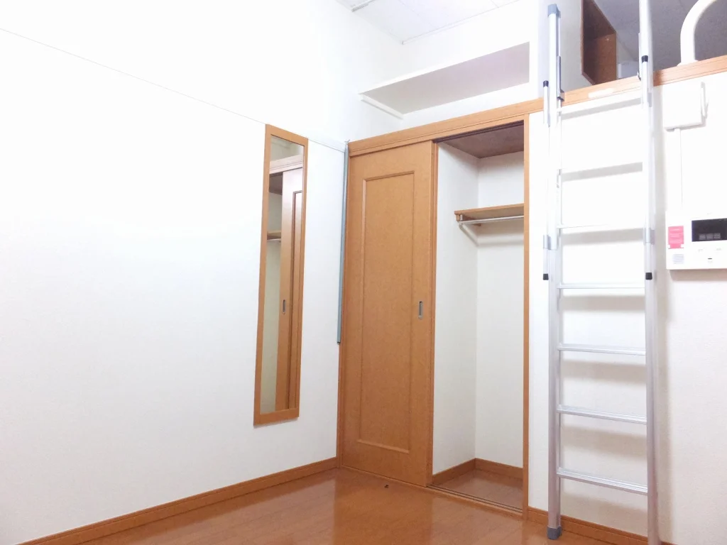 クローゼットはポール付です。
