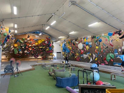 クライミングジムADDICTまで徒歩10分