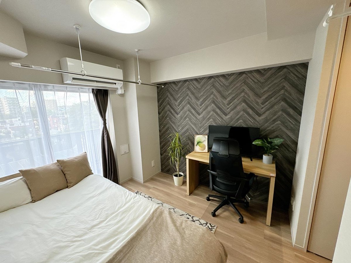 写真はお部屋のイメージです。ラグなどの室内装飾はございません。