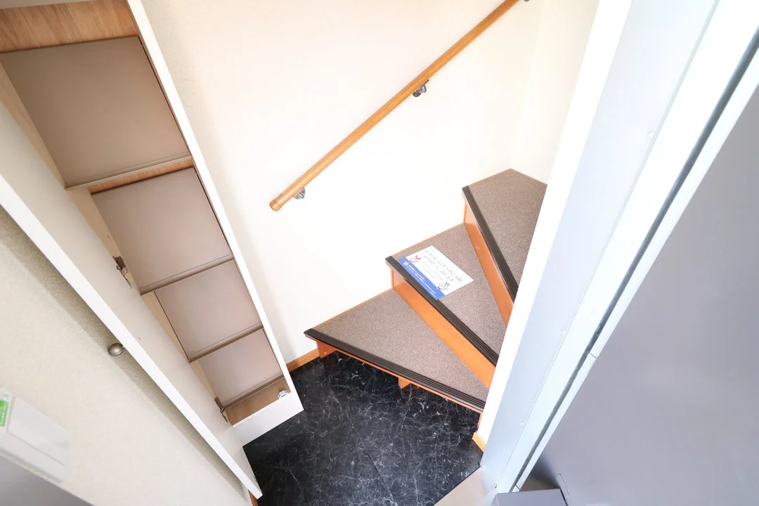 2F部屋のみ各専用階段有※冬場でも雪の心配がありません。