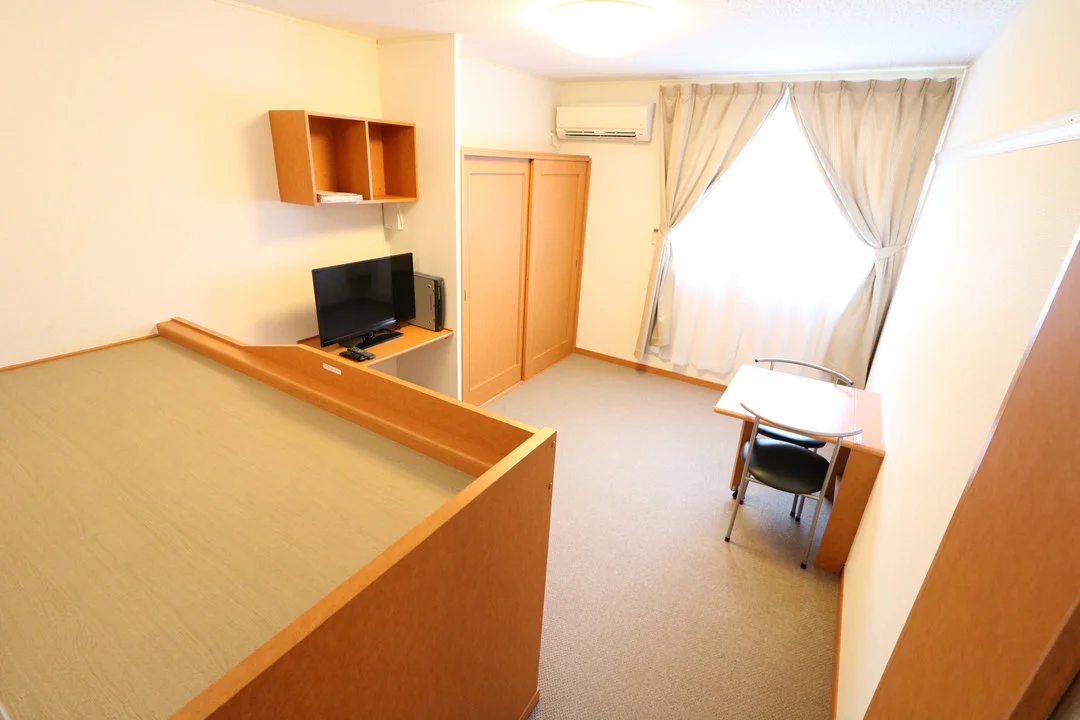 現地からスマホを使用して鍵の開閉可能。　簡単に内見出来ます。