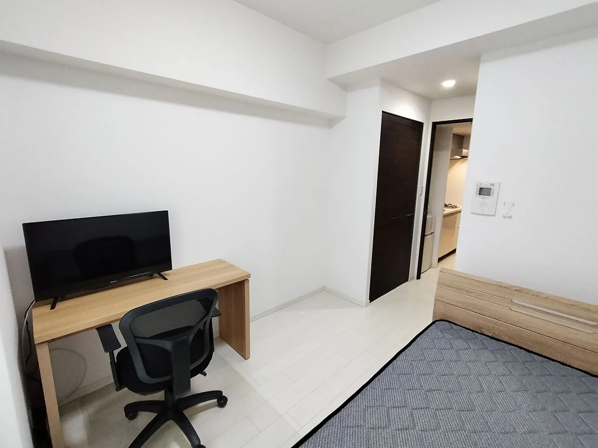 写真はお部屋のイメージです。ラグなどの室内装飾はございません。