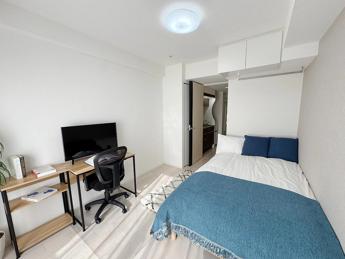 写真はお部屋のイメージです。ラグなどの室内装飾はございません。