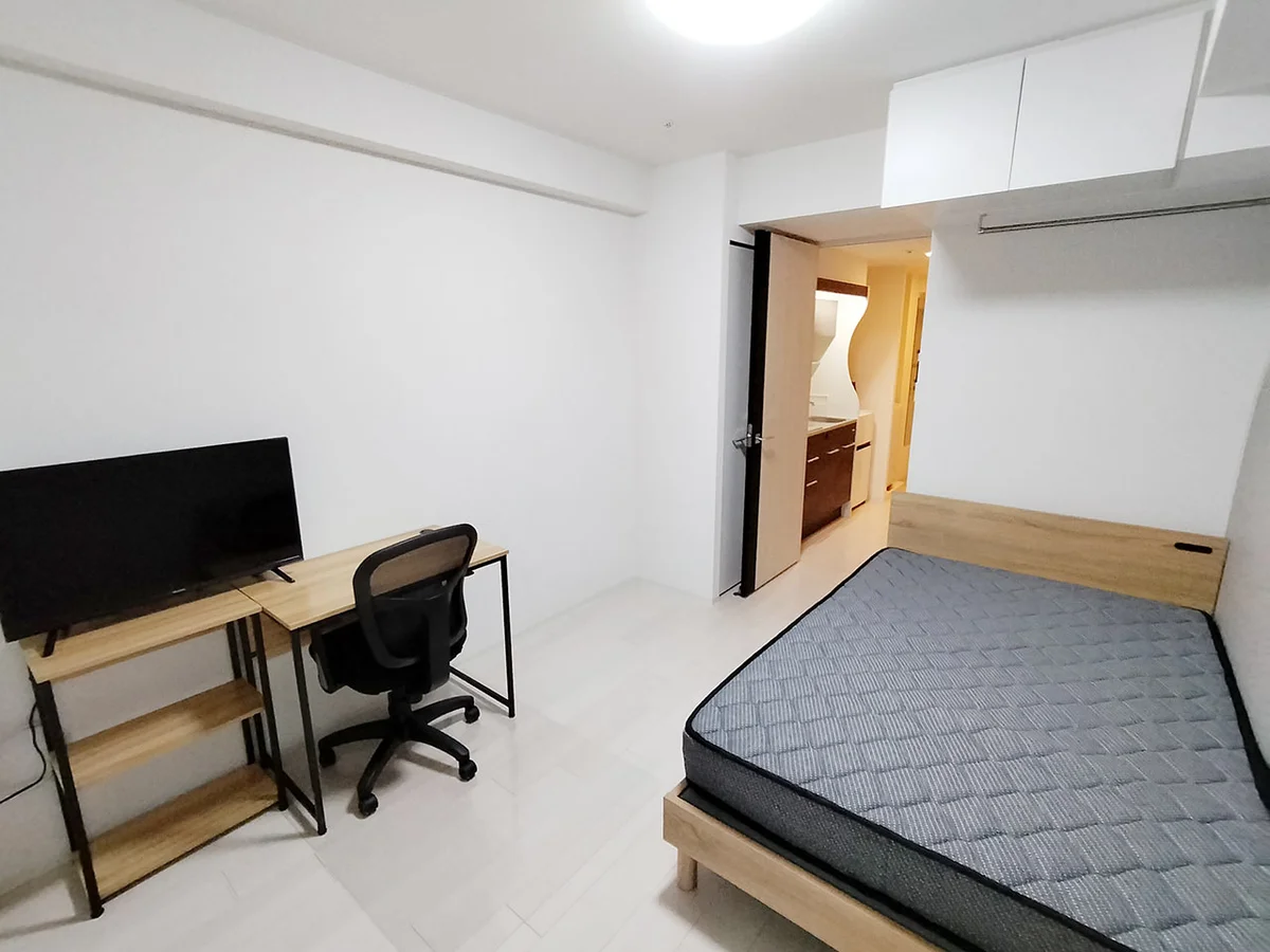 写真はお部屋のイメージです。ラグなどの室内装飾はございません。