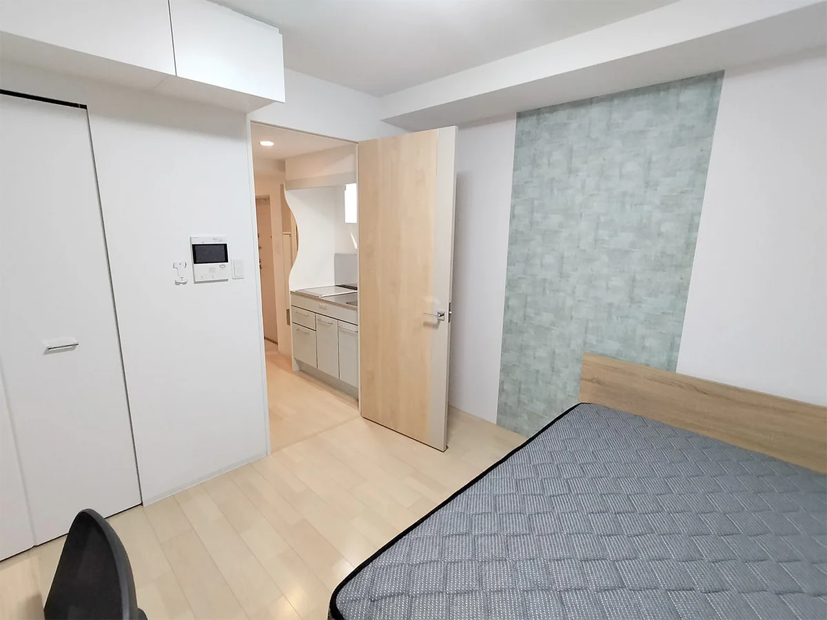 写真はお部屋のイメージです。ラグなどの室内装飾はございません。