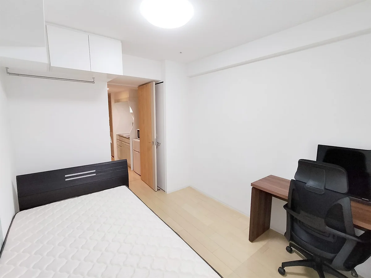 写真はお部屋のイメージです。ラグなどの室内装飾はございません。