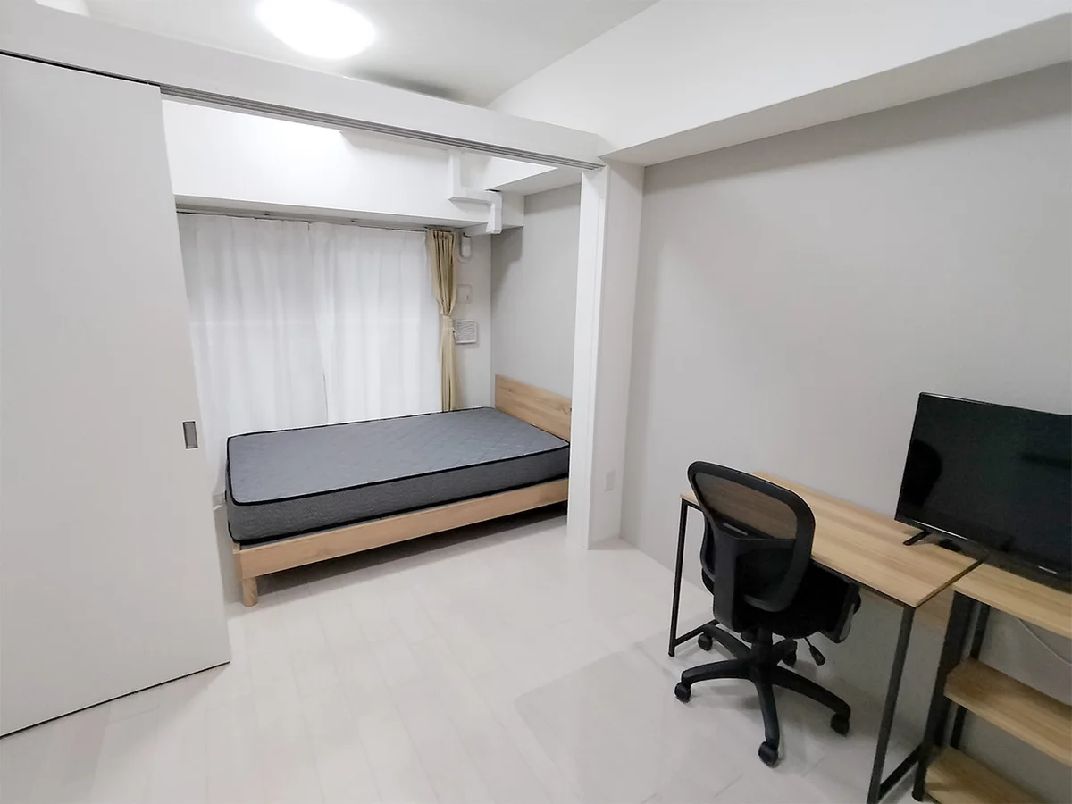 写真はお部屋のイメージです。ラグなどの室内装飾はございません。