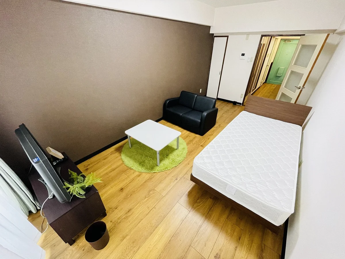 自宅で暮らすようなゆったりとした空間が魅力的♪出張の方はもちろん、学生さんや観光でいらっしゃる方にも、Sマンスリーのお部屋は家具・家電・備品の充実度が高いため大変ご好評いただいております。