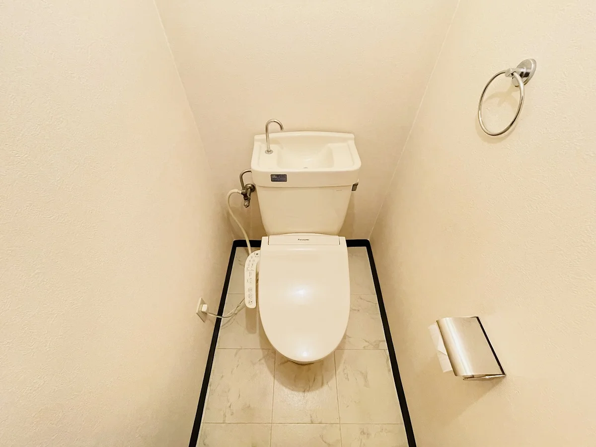 ウォシュレットつきのトイレです。老若男女皆様に安心してご利用いただけますね☆トイレにもトイレ用洗剤とトイレ用ブラシをご用意しておりますので長期ご利用の場合の気になる汚れなどもお掃除して頂けます＾＾