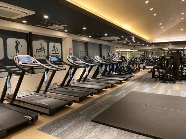 P-SPO24は愛媛県に約70店舗のお店を展開しています。 トレーニング、ヨガ、エステ、ゴルフ、野球、さらにカフェ、自習室、カラオケ、酒場、ランドリー等々、、、 様々な要素を味わえる新感覚フィットネスジムです！