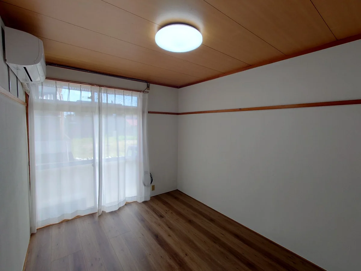 居室スペースは6帖の広さです。