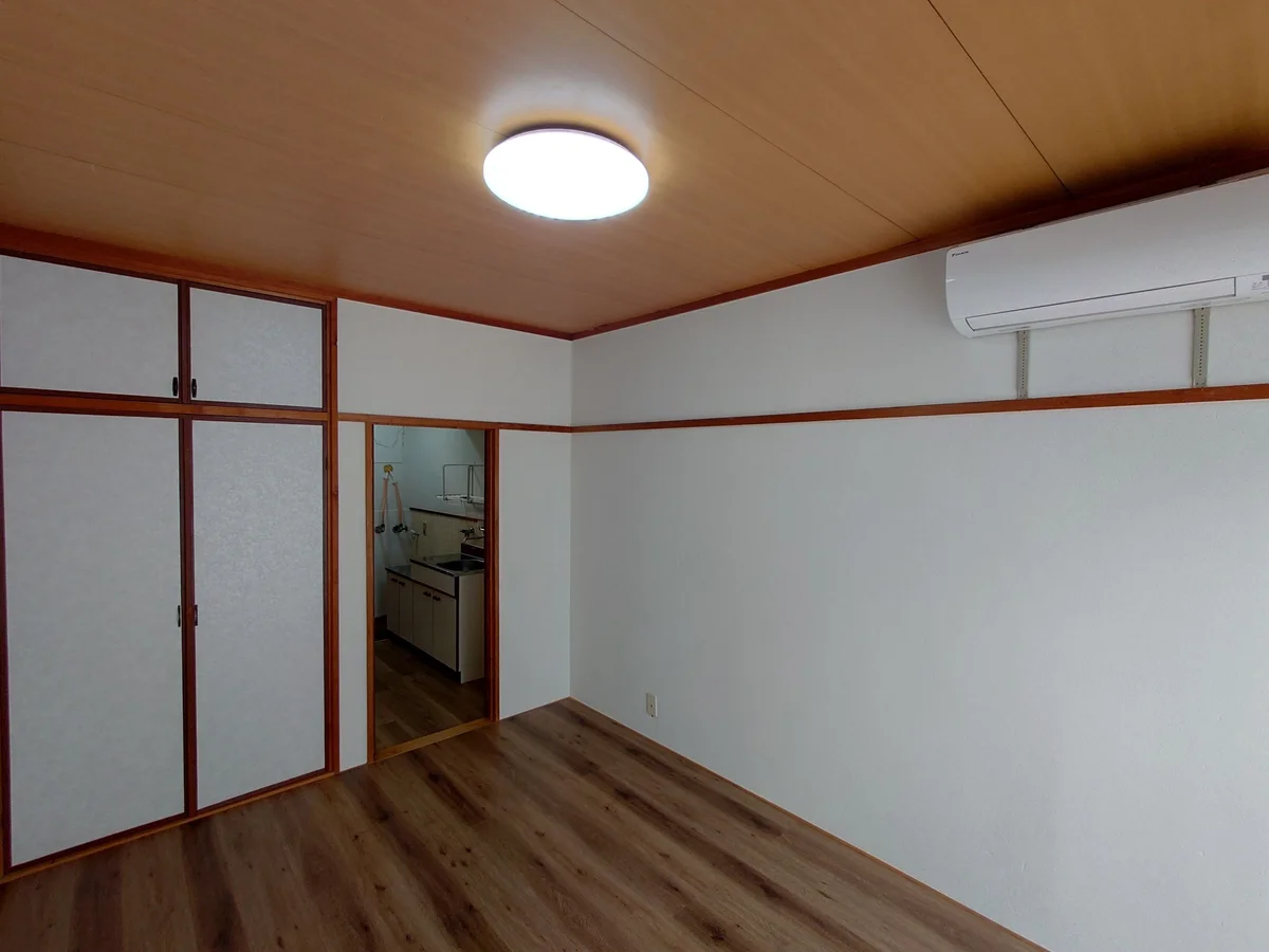 リフォーム工事完了。フローリング仕様の居室になります。