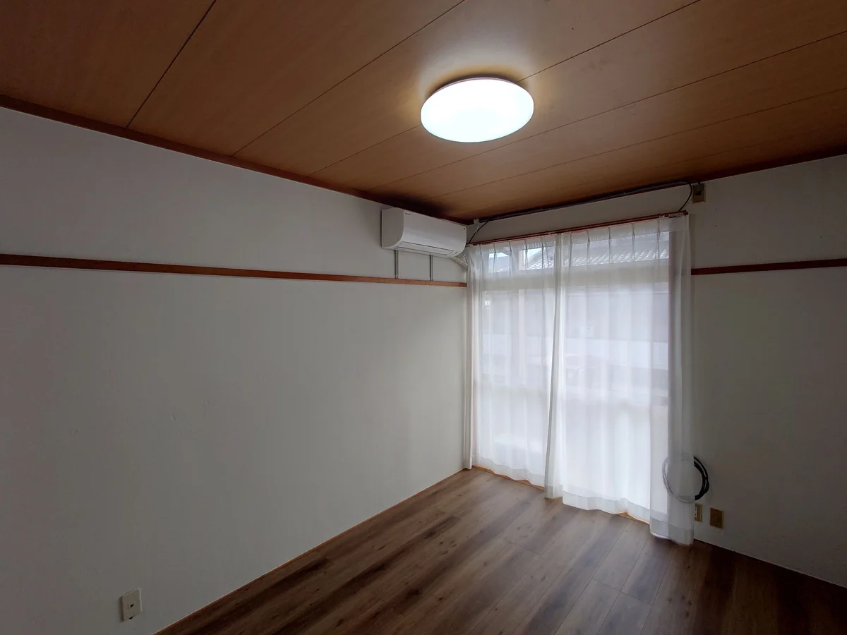 エアコンあり。テレビも設置予定です。