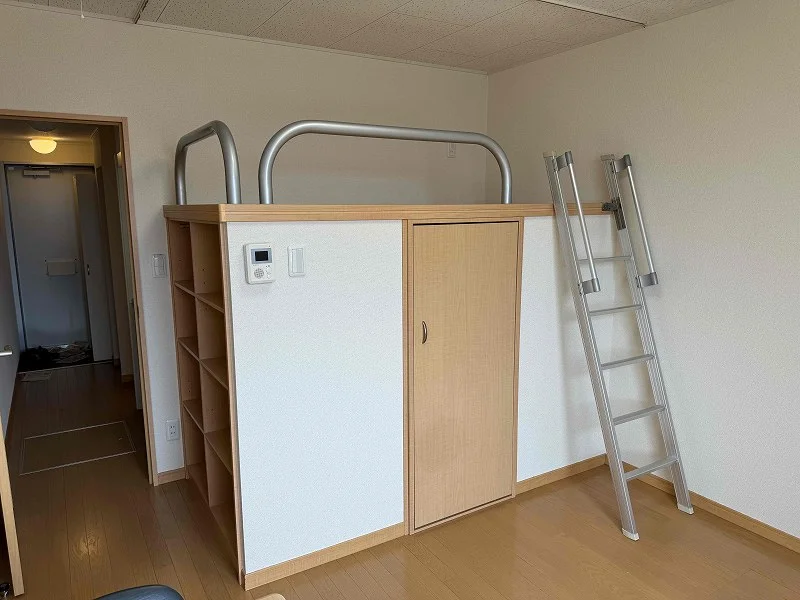 ※同タイプ部屋の写真となります（ベッド・収納）
