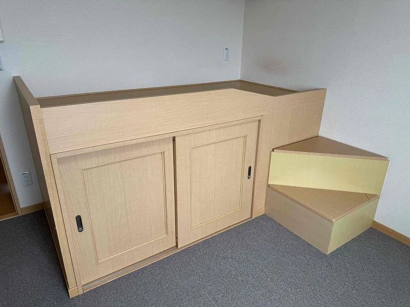 ※同タイプ部屋の写真となります（ベッド・収納）