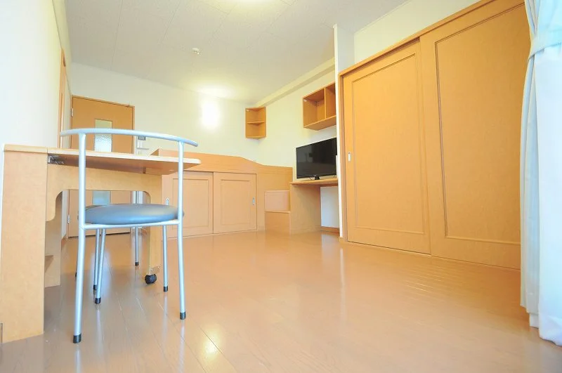 使わない時は折り畳んで部屋を広く使えます。