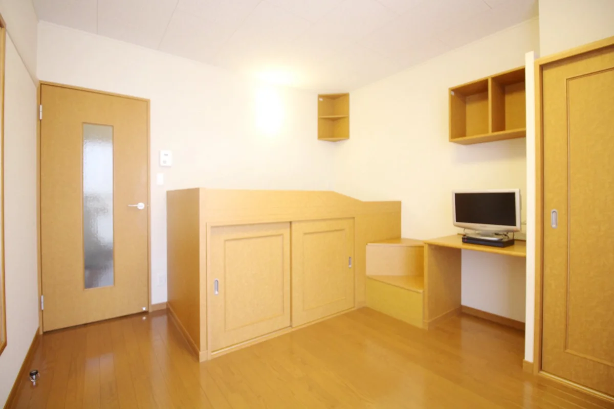 造り付けテーブルを折りたためば、さらに広く使えます♪