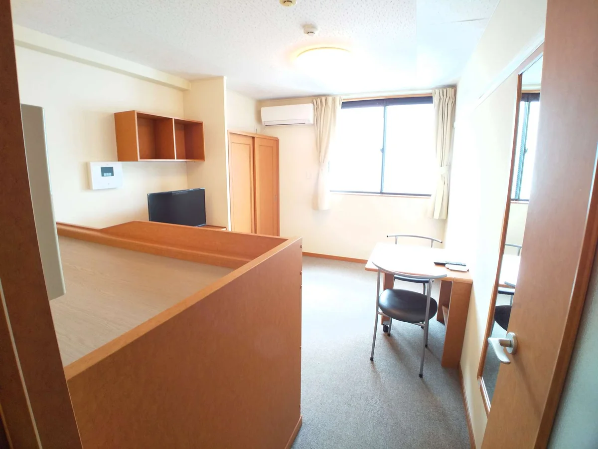 ワイドな窓にて明るいお部屋