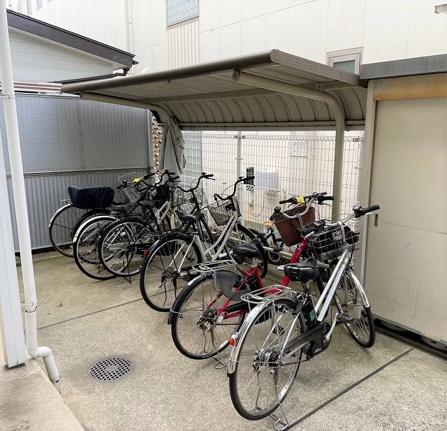 屋根付き駐輪場完備