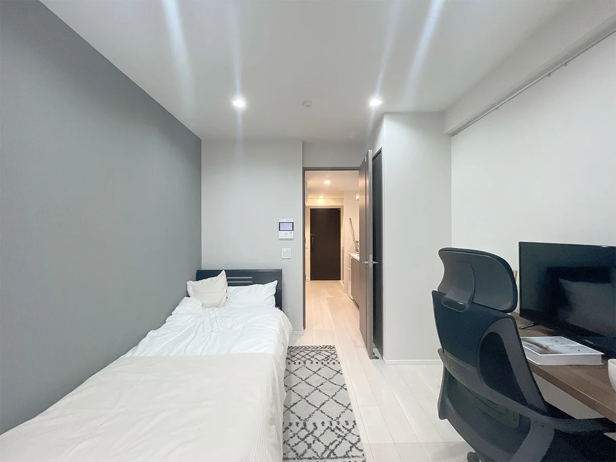 写真はお部屋のイメージです。ラグなどの室内装飾はございません。